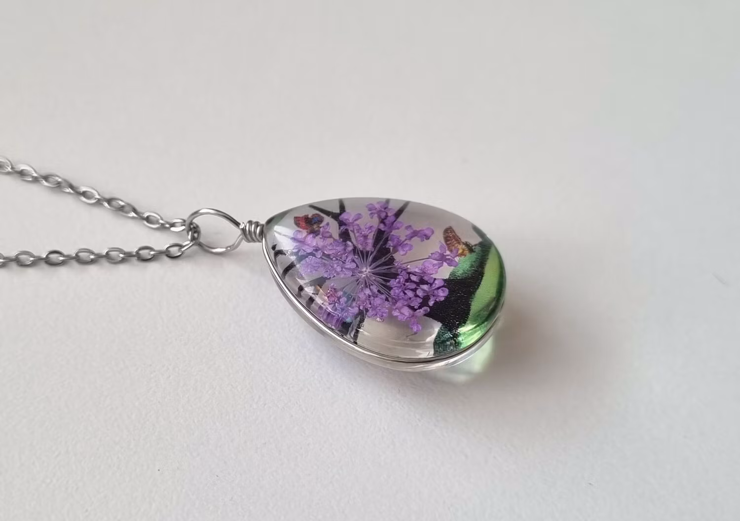 Halsband oval glasberlock med ett målat träd inuti, lila