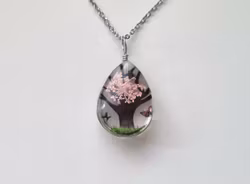 Halsband oval glasberlock med ett träd, rosa löv