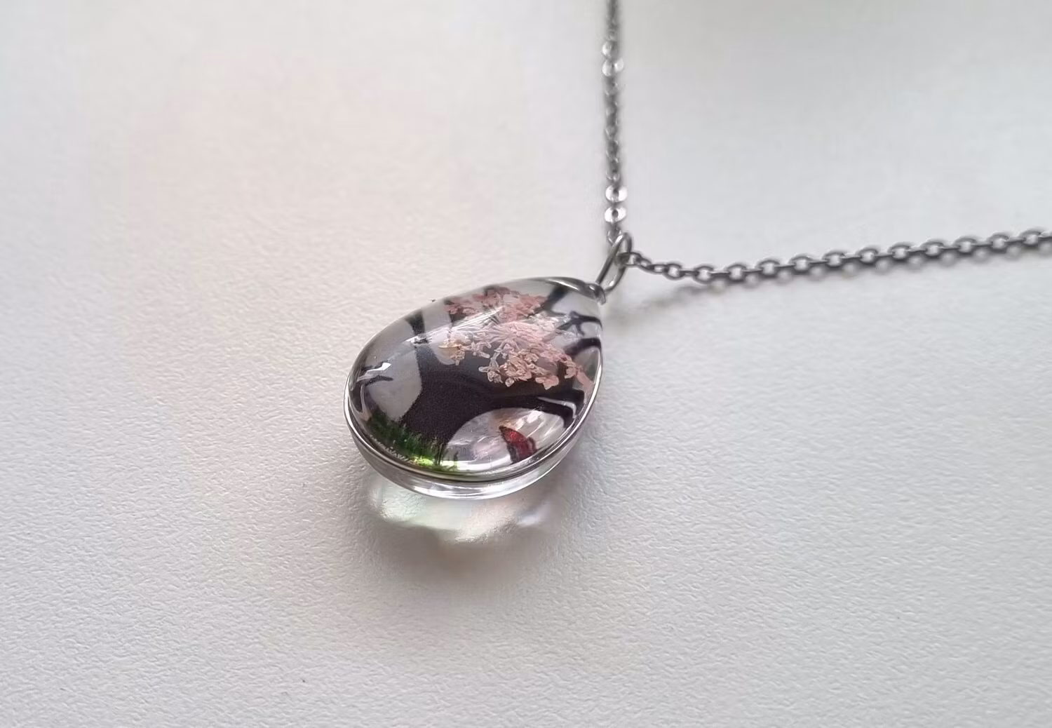 Halsband oval glasberlock med ett träd, rosa löv