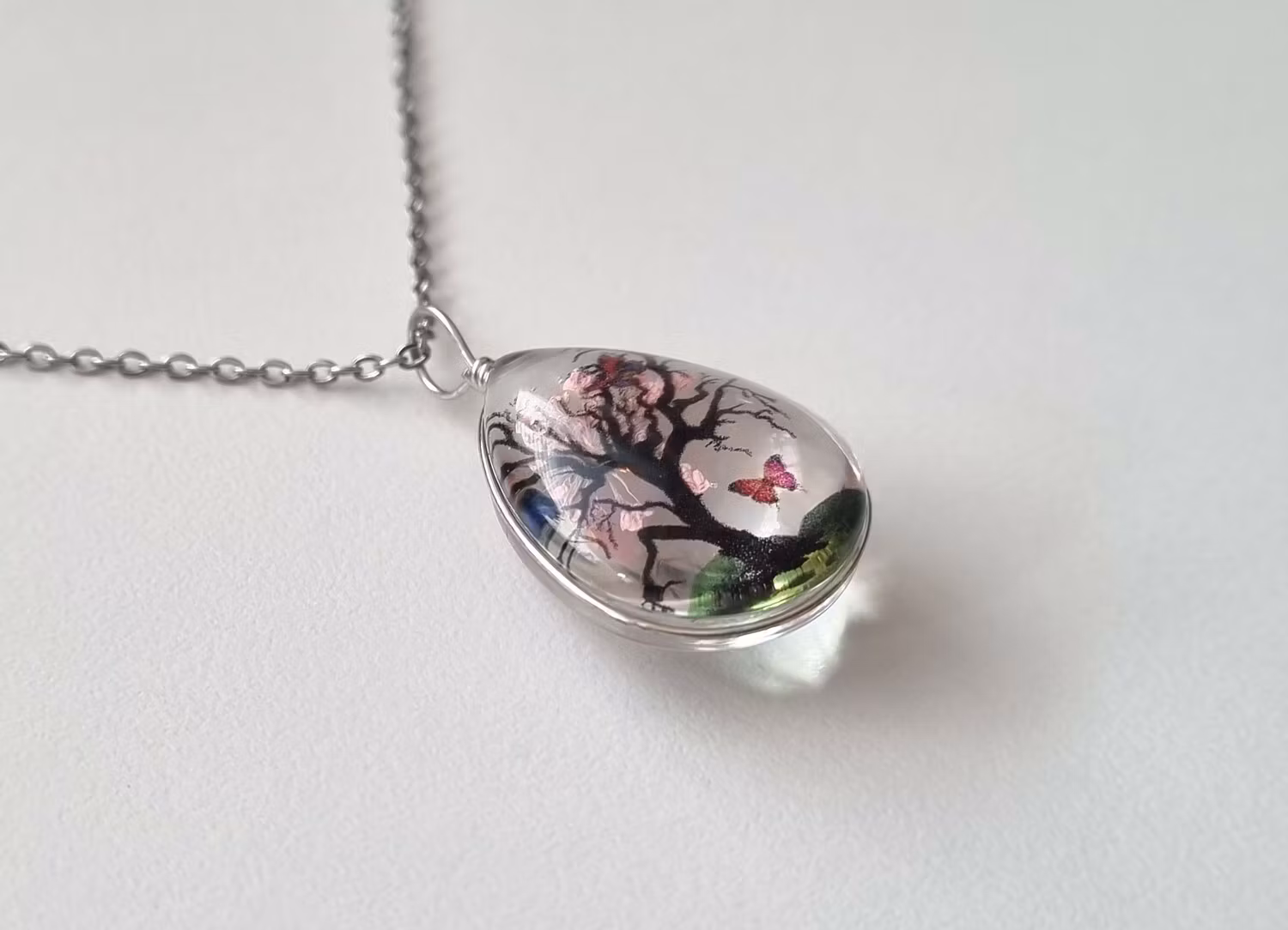 Halsband oval glasberlock med livets träd, rosa löv och fjärilar
