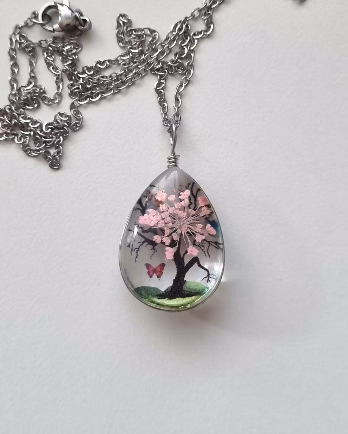 Halsband oval glasberlock med livets träd, rosa löv och fjärilar