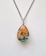 Halsband oval glasberlock med målat träd, orange