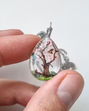 Halsband oval glasberlock motiv av träd och fjärilar, ljusrosa