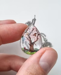 Halsband oval glasberlock motiv av träd och fjärilar, ljusrosa