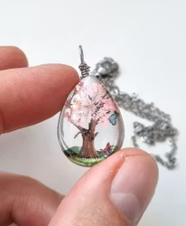 Halsband oval glasberlock motiv av träd och fjärilar, ljusrosa
