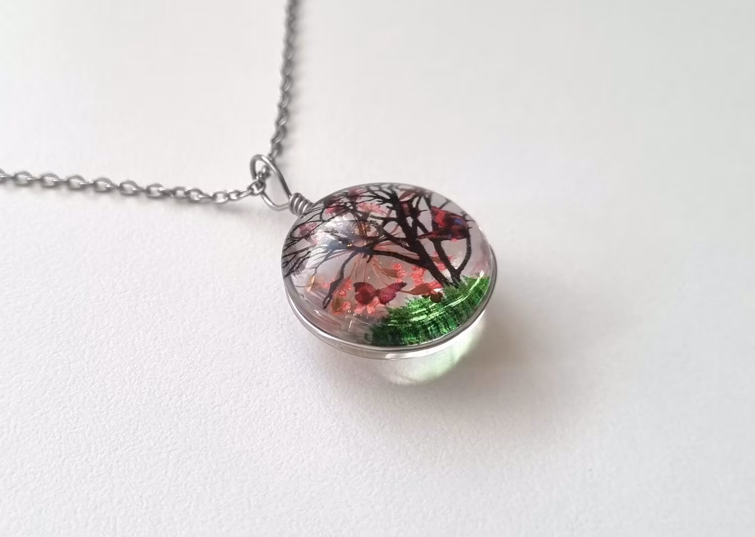 Halsband rund glasberlock med livets träd, röda löv