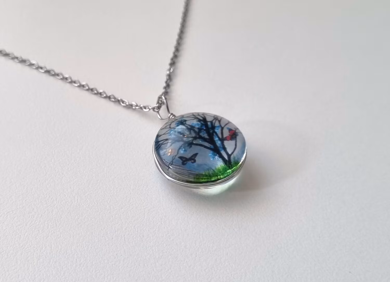 Halsband rund glasberlock med målat träd, blå löv