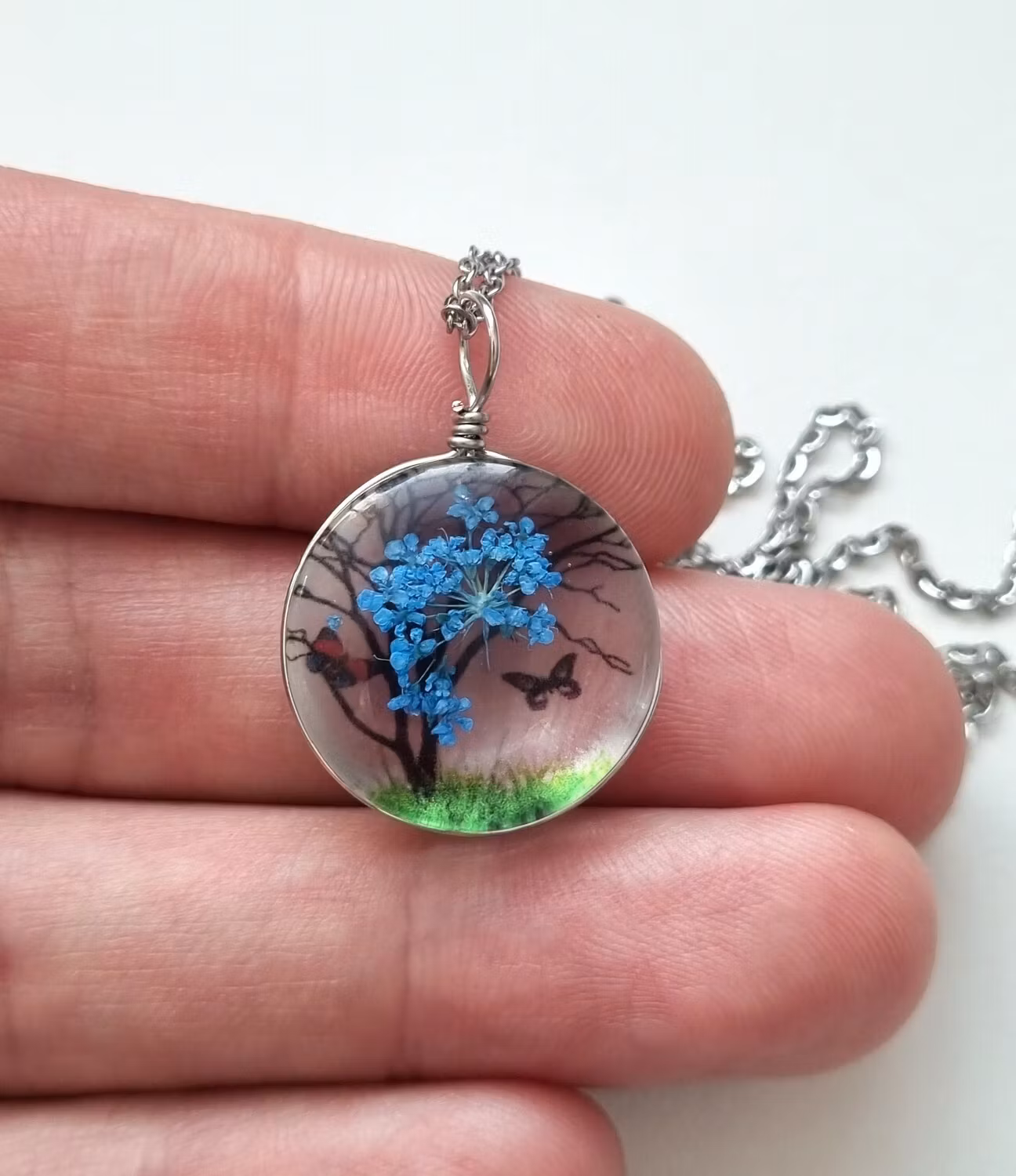 Halsband rund glasberlock med målat träd, blå löv