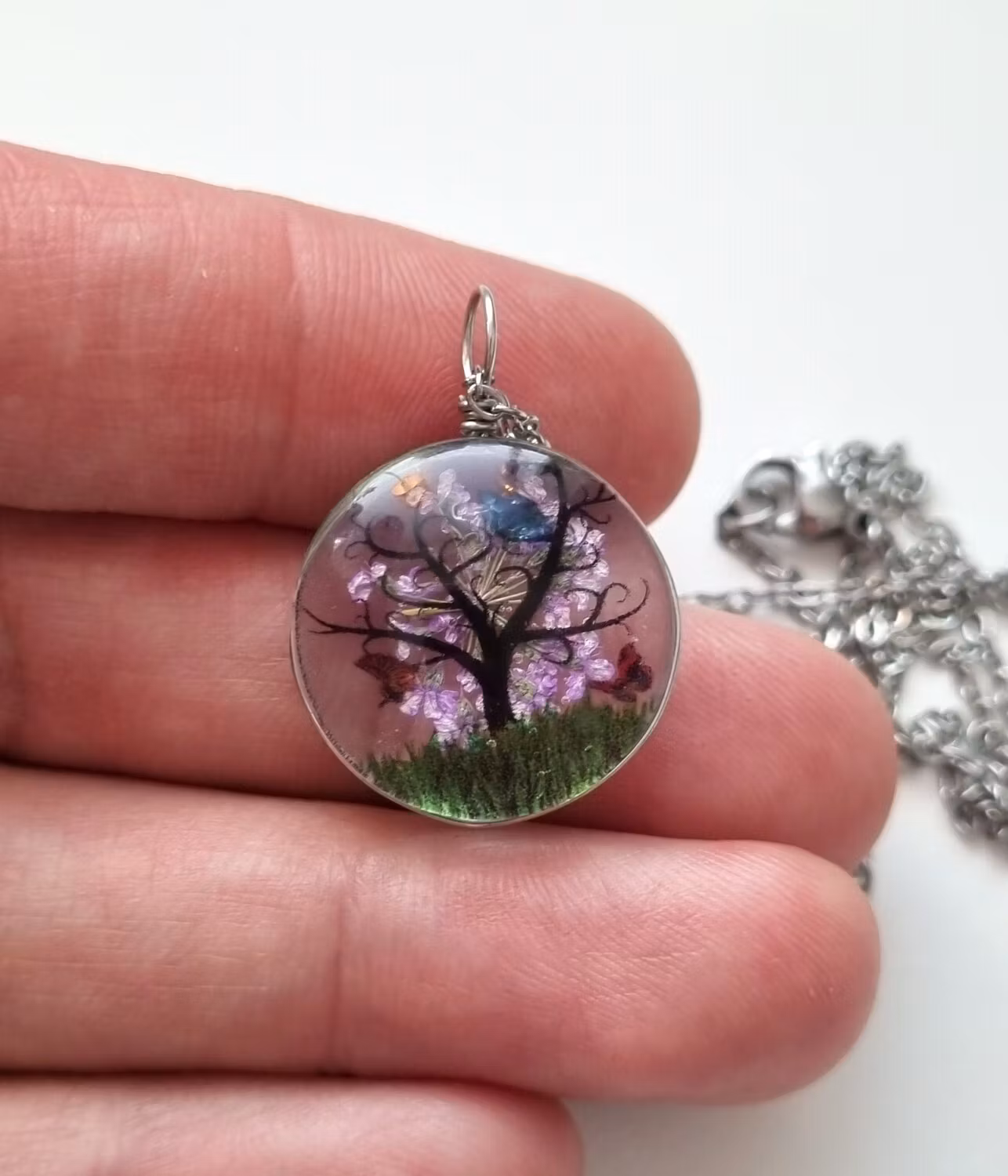 Halsband rund glasberlock med målat träd, ljuslila