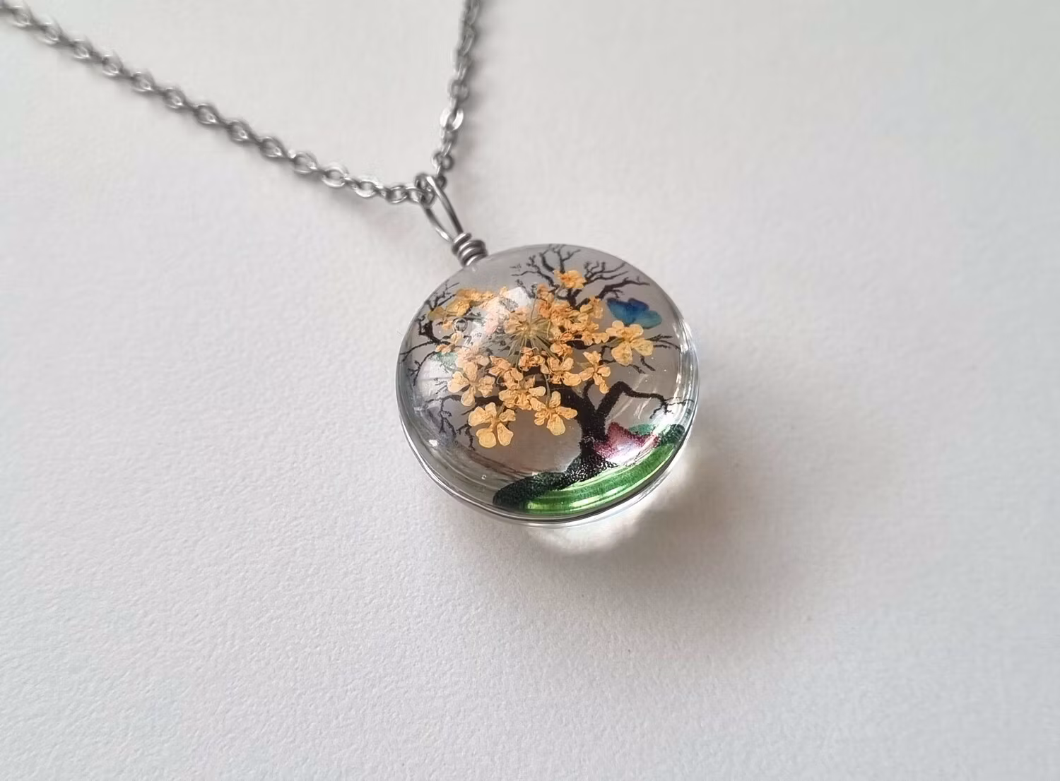Halsband rund glasberlock med målat träd, orange