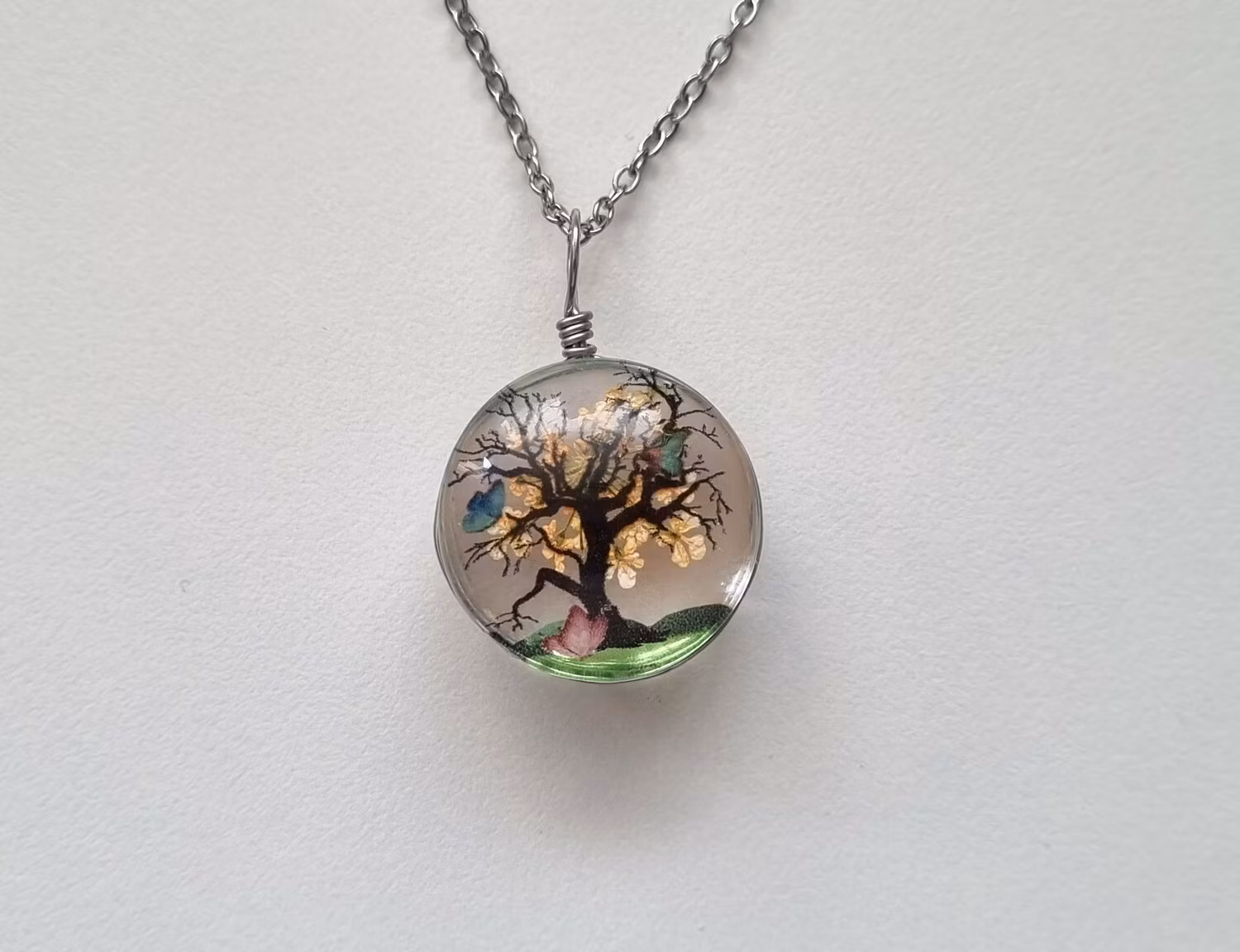 Halsband rund glasberlock med målat träd, orange