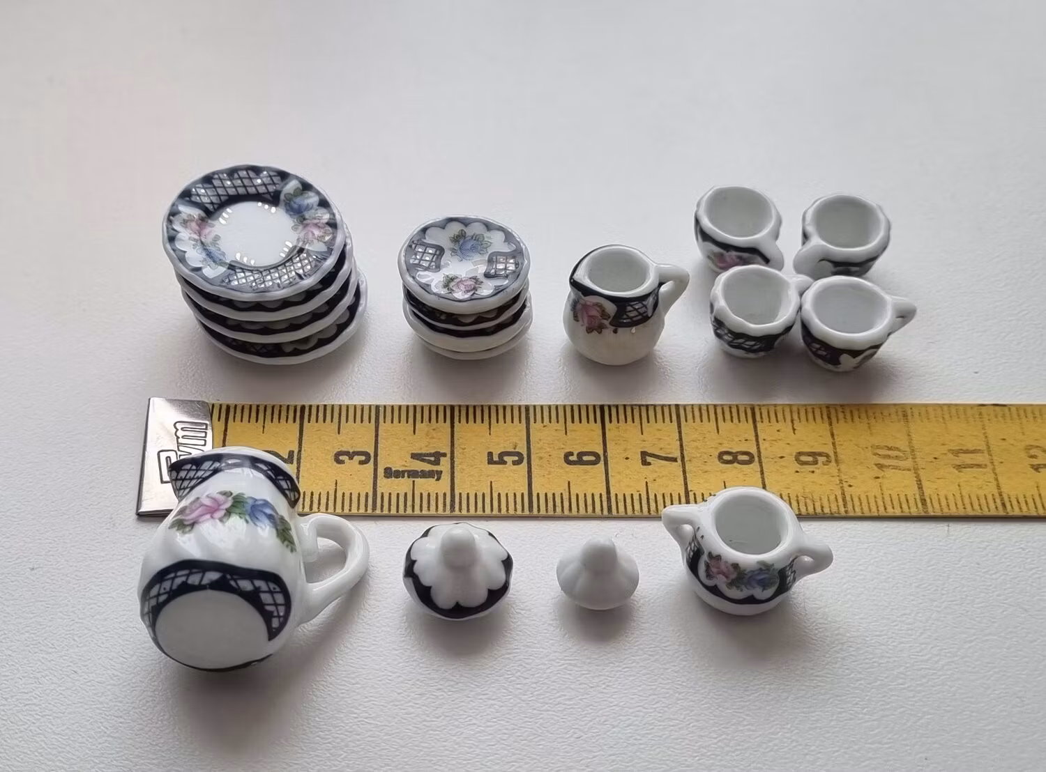 Dockskåpsservice / miniatyrservice (17 delar) i keramik. För dockskåp / tittskåp