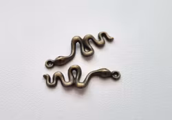 2 st Ormar berlocker / charms (bronsfärgade)