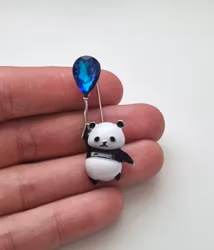 Brosch Panda som håller ballong