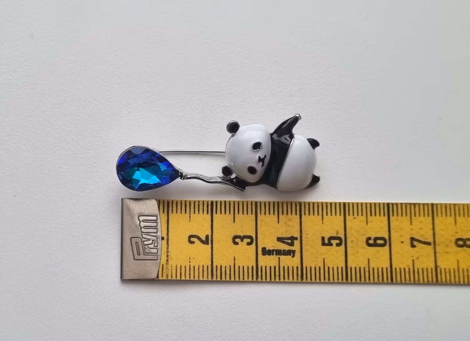 Brosch Panda som håller ballong