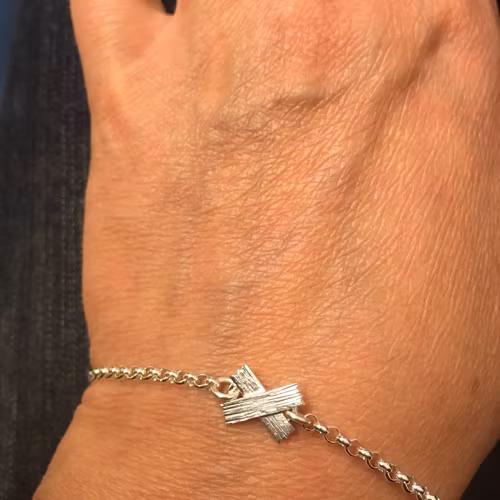 LEDKRYSS, armband med ärtlänk