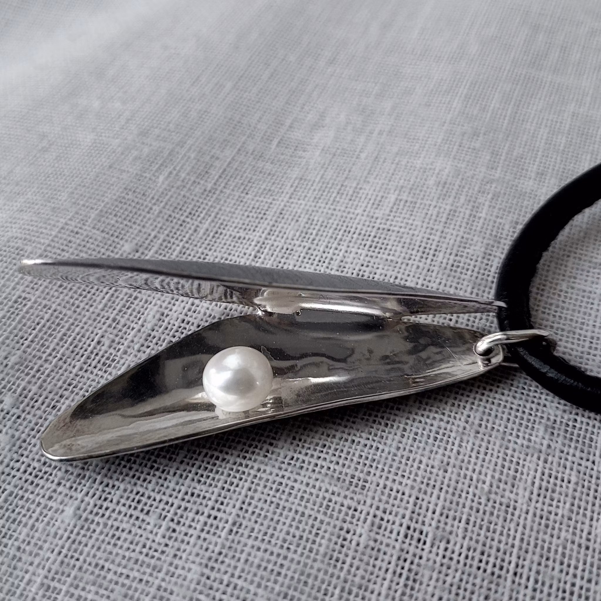 Silvermussla med pärla