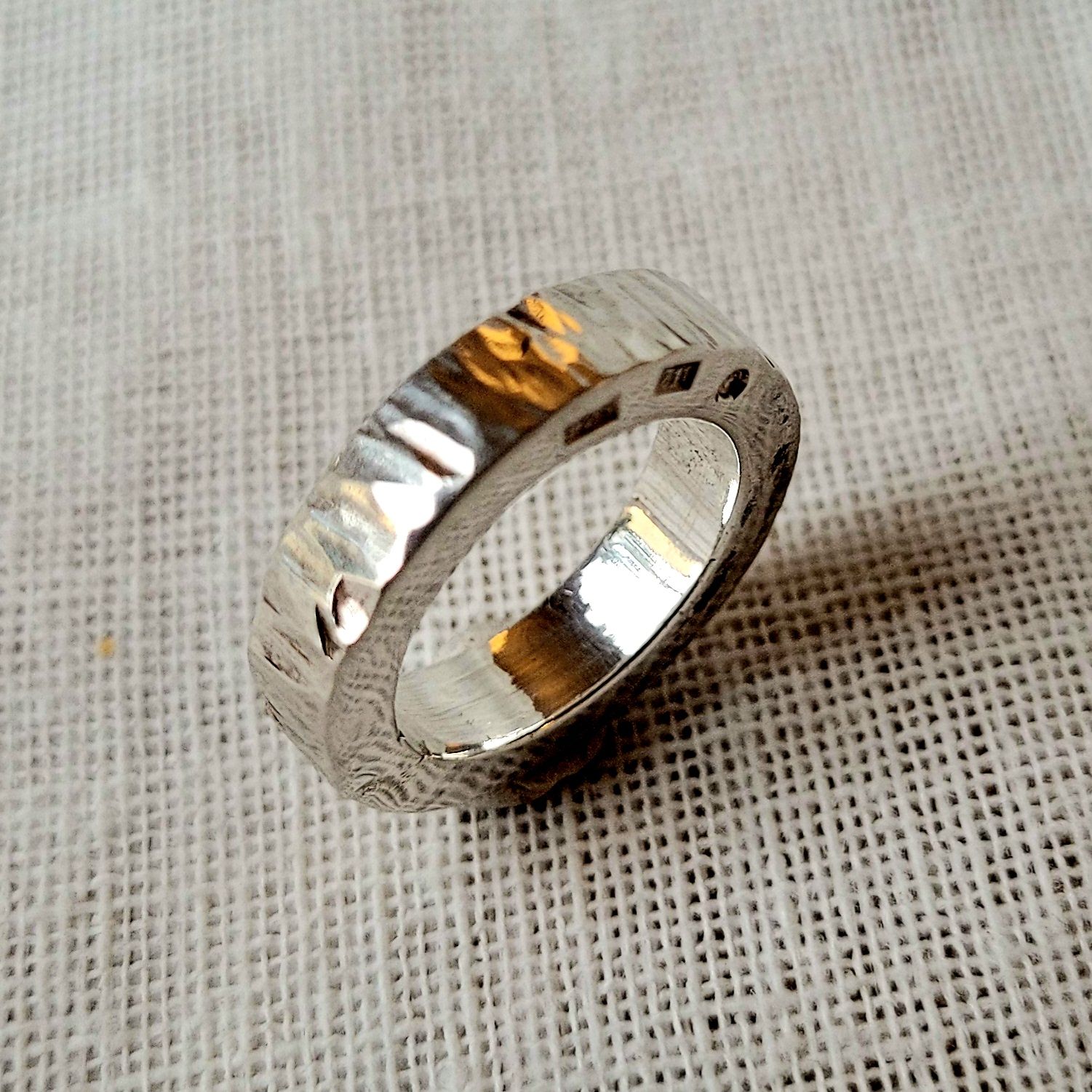 Kraftig hamrad silverring