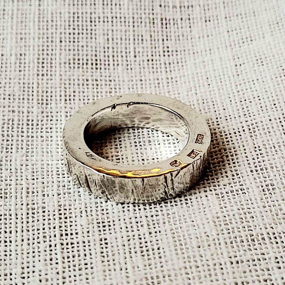 Kraftig hamrad silverring