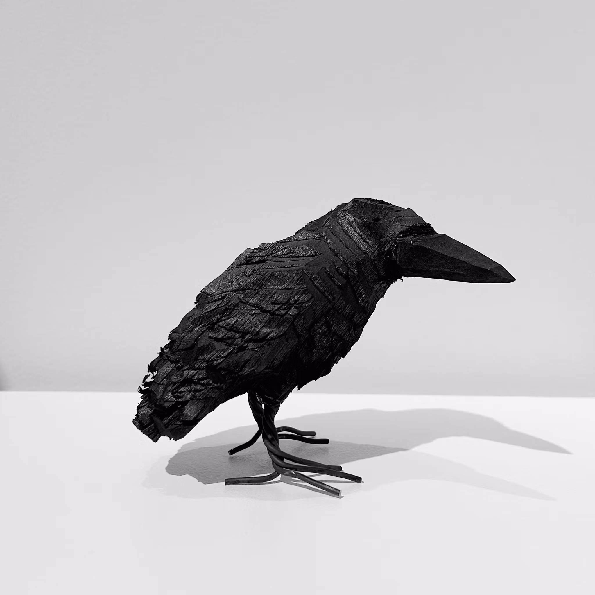 Mellan Korp i svart tråd