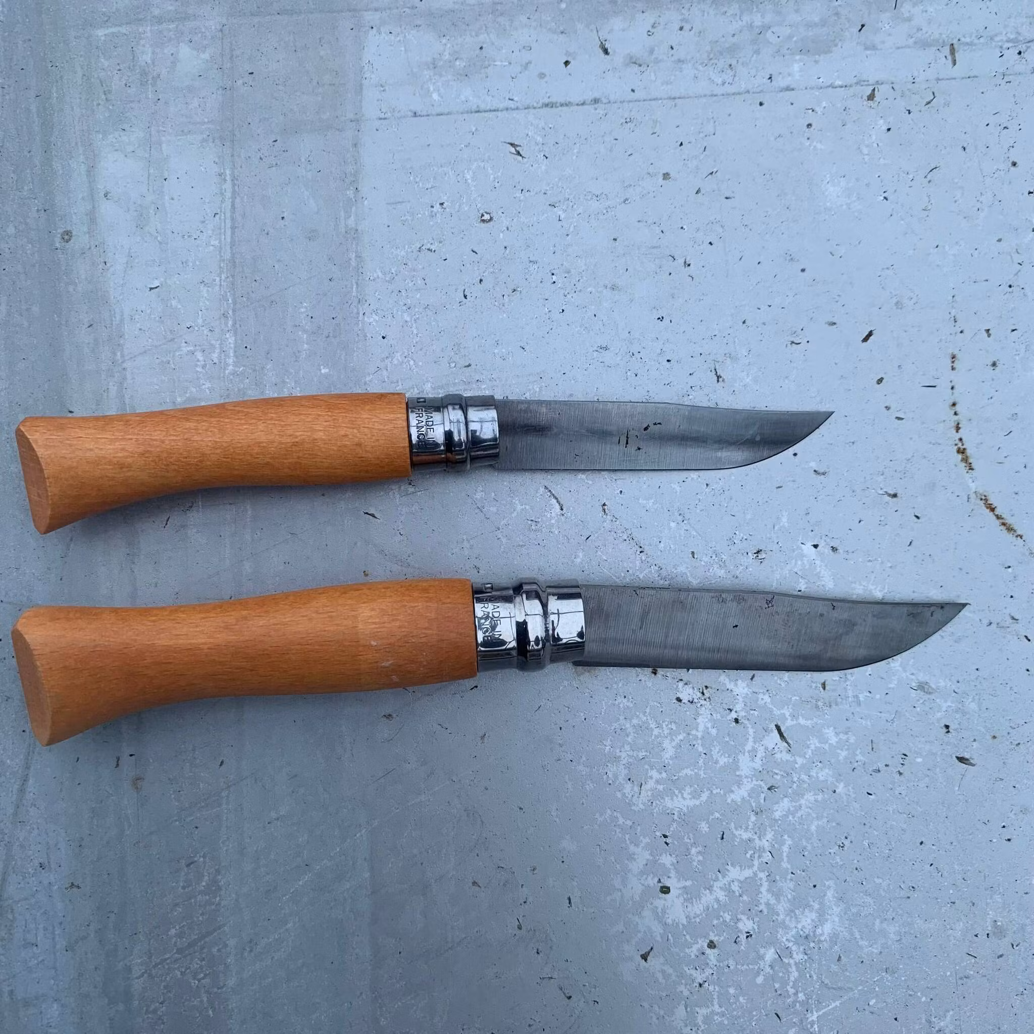 Jämförelse av storlek opinel knivar