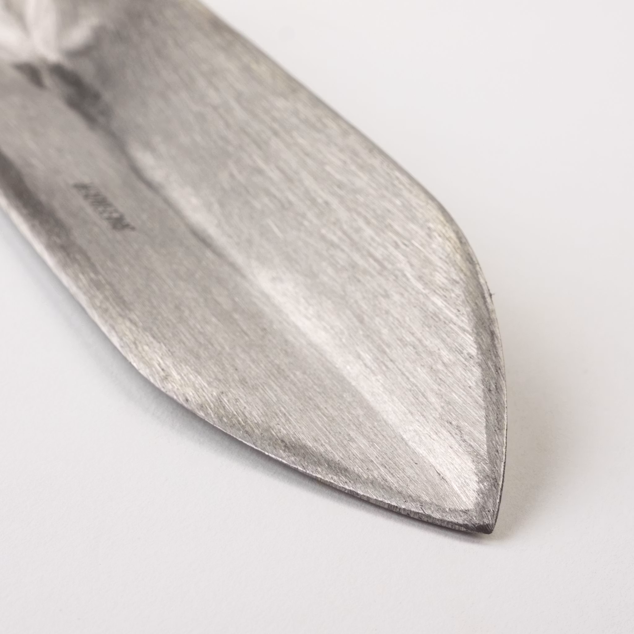 Handspade med vass spets