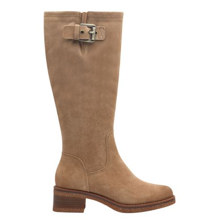 Beige Mockastövel med Klassiska Detaljer och 50 mm Klack