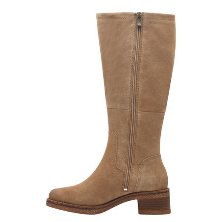 Beige Mockastövel med Klassiska Detaljer och 50 mm Klack