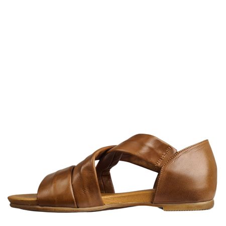 Brun sandal i mjukt skinn med korslagda remmar