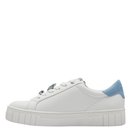 Vit sneaker med ljusblå detaljer och smyckesinspirerad design