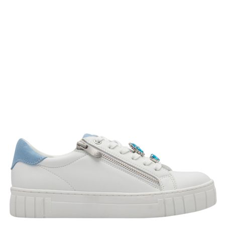 Vit sneaker med ljusblå detaljer och smyckesinspirerad design