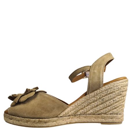 Mörkbeige espadrillo i mocka med blomdetalj