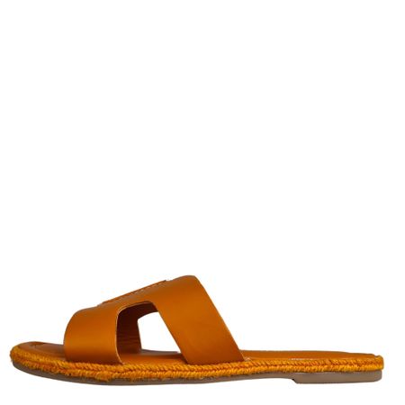 Ledig och stilren sandal i uppfriskande orange