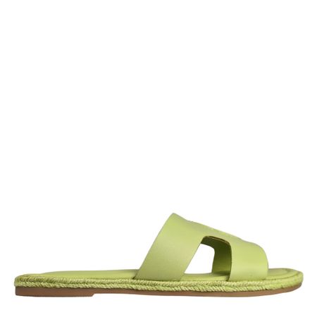 Ledig och stilren sandal i uppfriskande grön