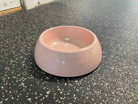 Second hand: matskål liten med gummi