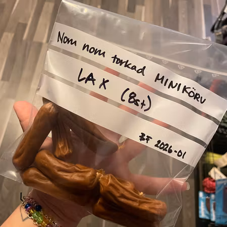 Nom nom torkad MiniKörv Lax (8st)
