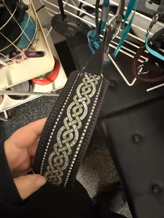 Second hand: vinthundshalsband