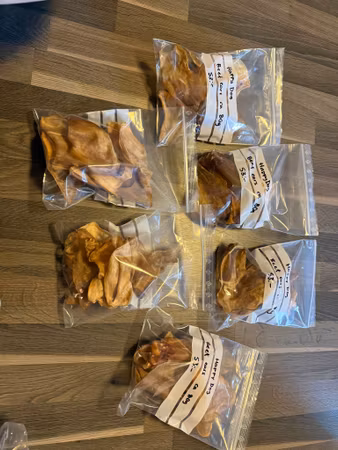 HappyDog Beef ears - ca 80g (mindre bitar)