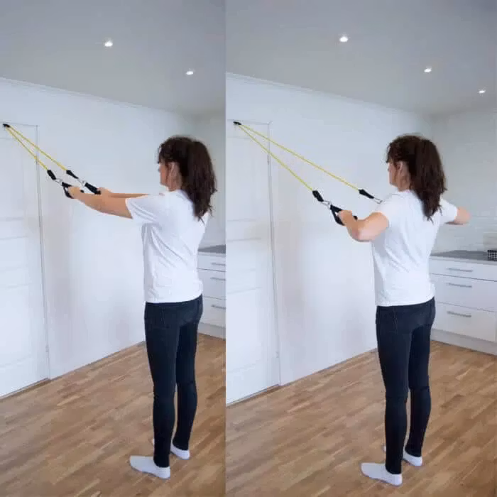 tjej som demostrerar styrkeband