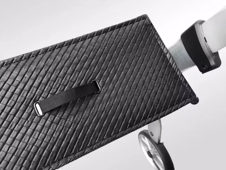 Sitsen på Let´s Fly är gjord av svart konstläder, Den är mjuk och behaglig att sitta på.