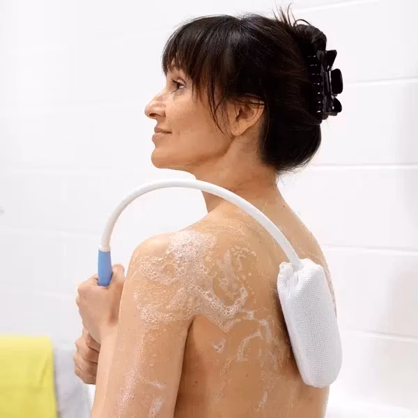 Kvinna använder Ryggtvättare Etac Beauty