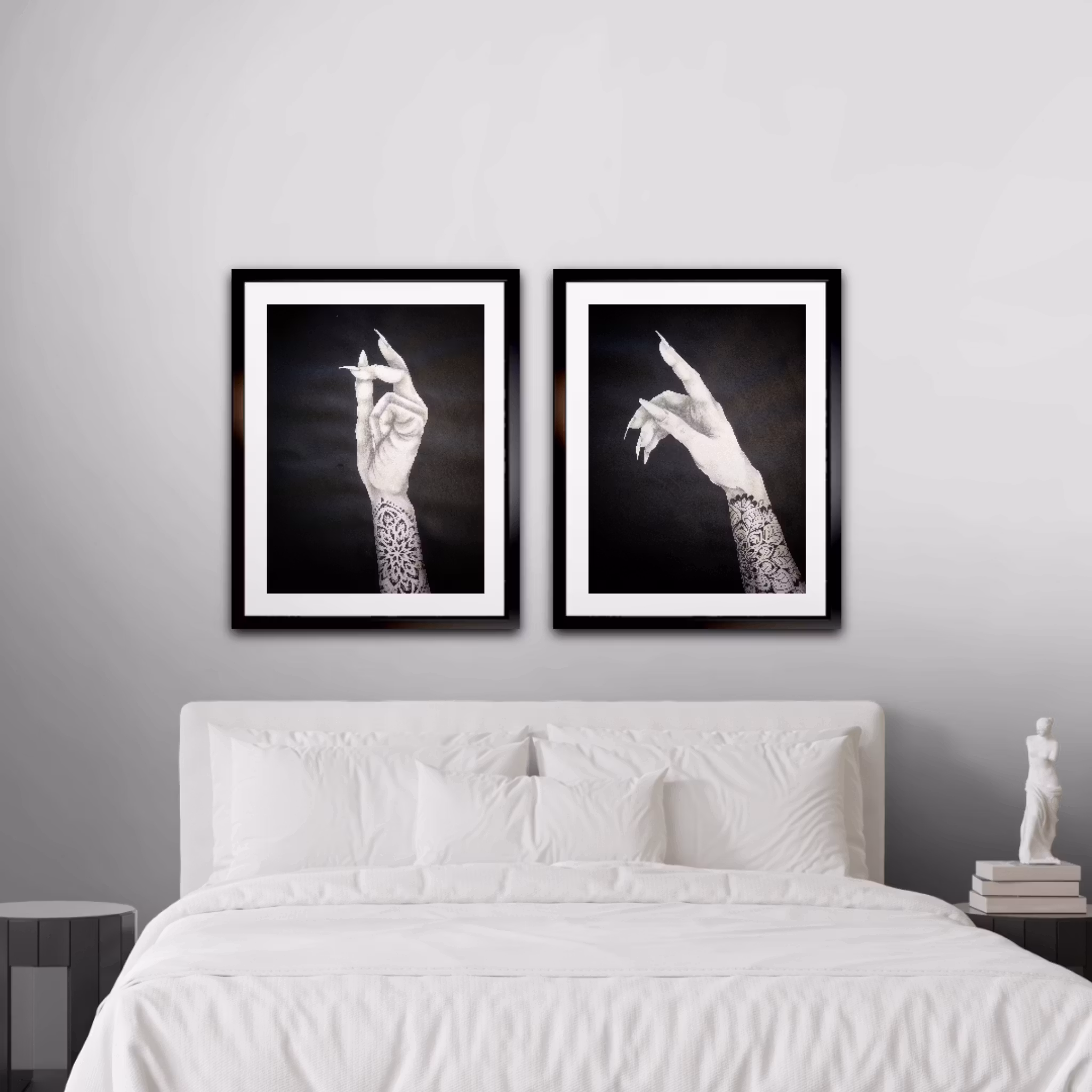 Stay Relaxed - Svartvit tavla i Kol & Akryl med tatuerad hand