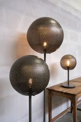 Golvlampa i perforerad järn, 135cm
