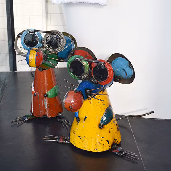 BLIND MOUSE, Tittar ner