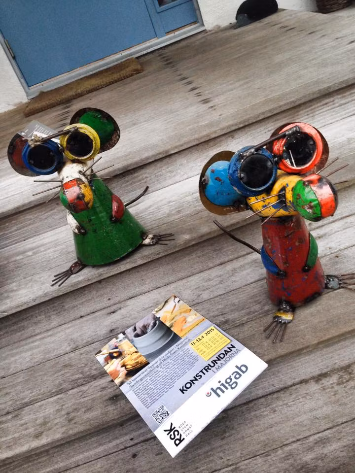 BLIND MOUSE, Tittar ner