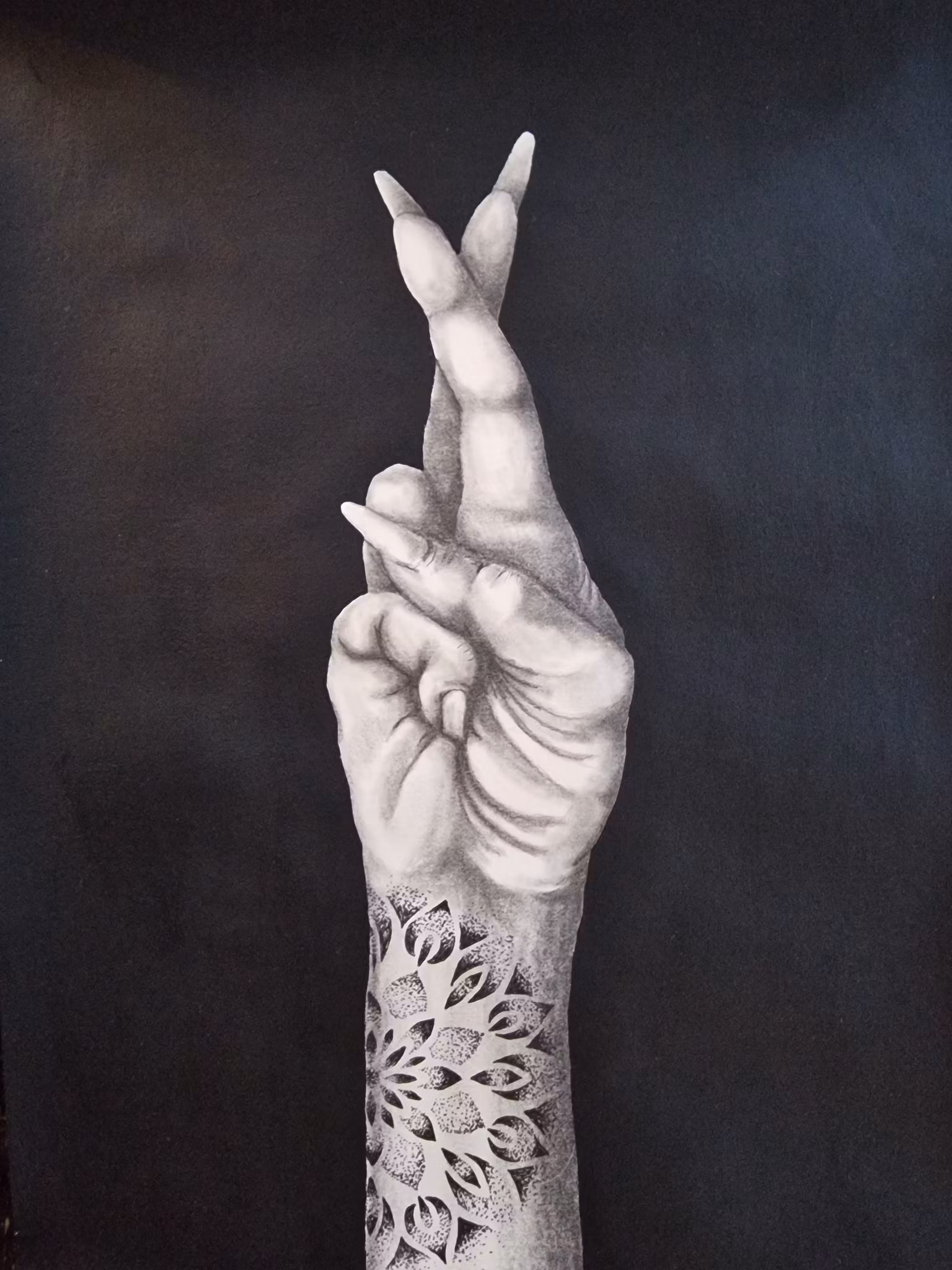 Stay Positive - Svartvit tavla i Kol & Akryl med tatuerad hand