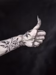 Stay Good - Svartvit tavla i Kol & Akryl med tatuerad hand