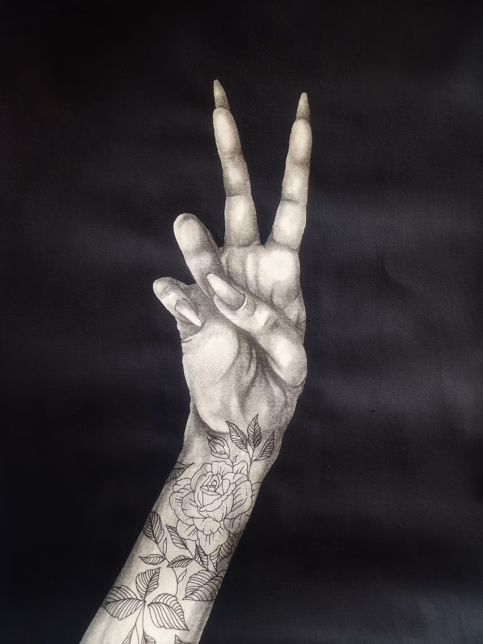 Stay Peaceful - Svartvit tavla i Kol & Akryl med tatuerad hand