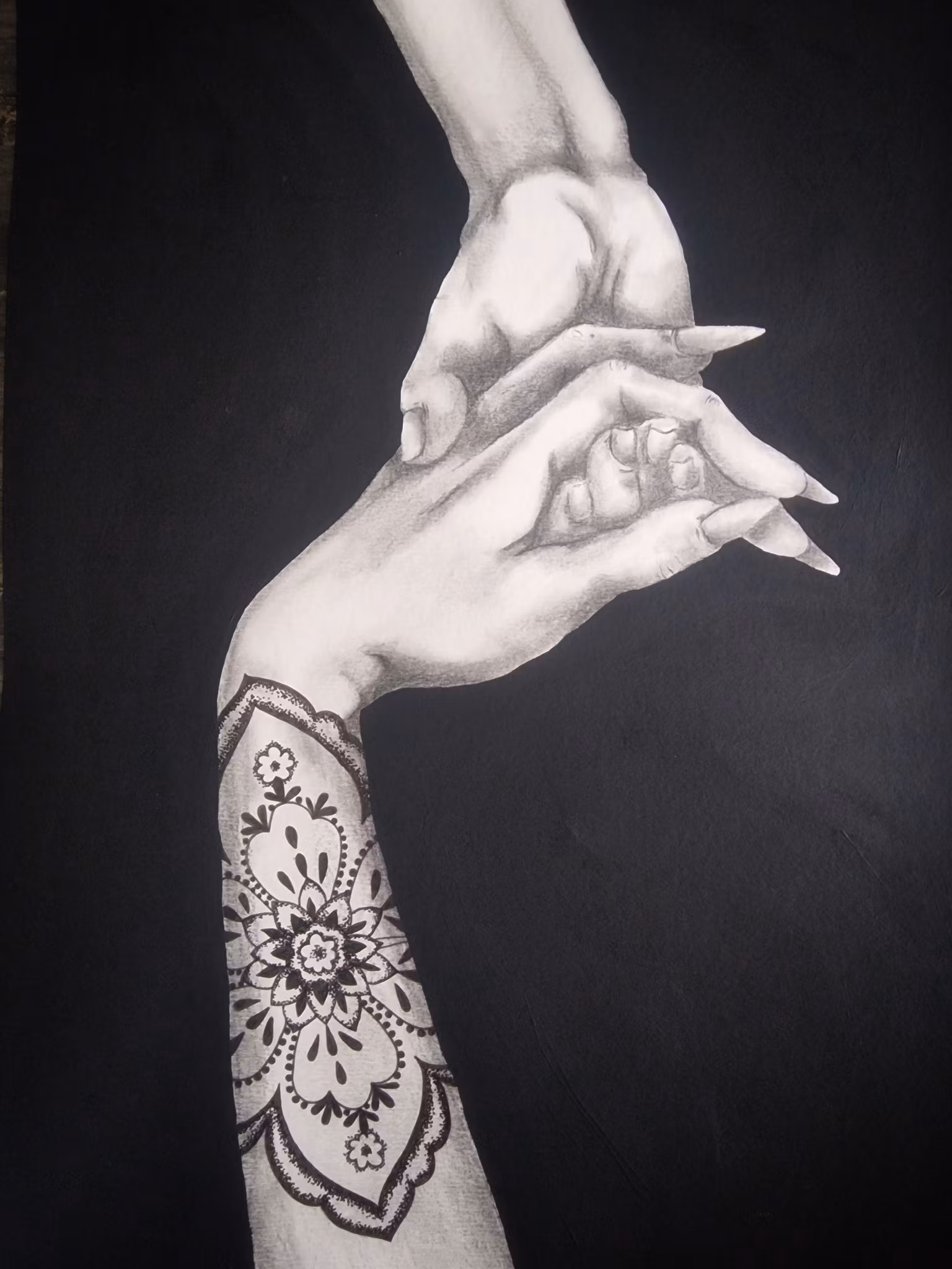 Stay Friendly - Svartvit tavla i Kol & Akryl med tatuerad hand