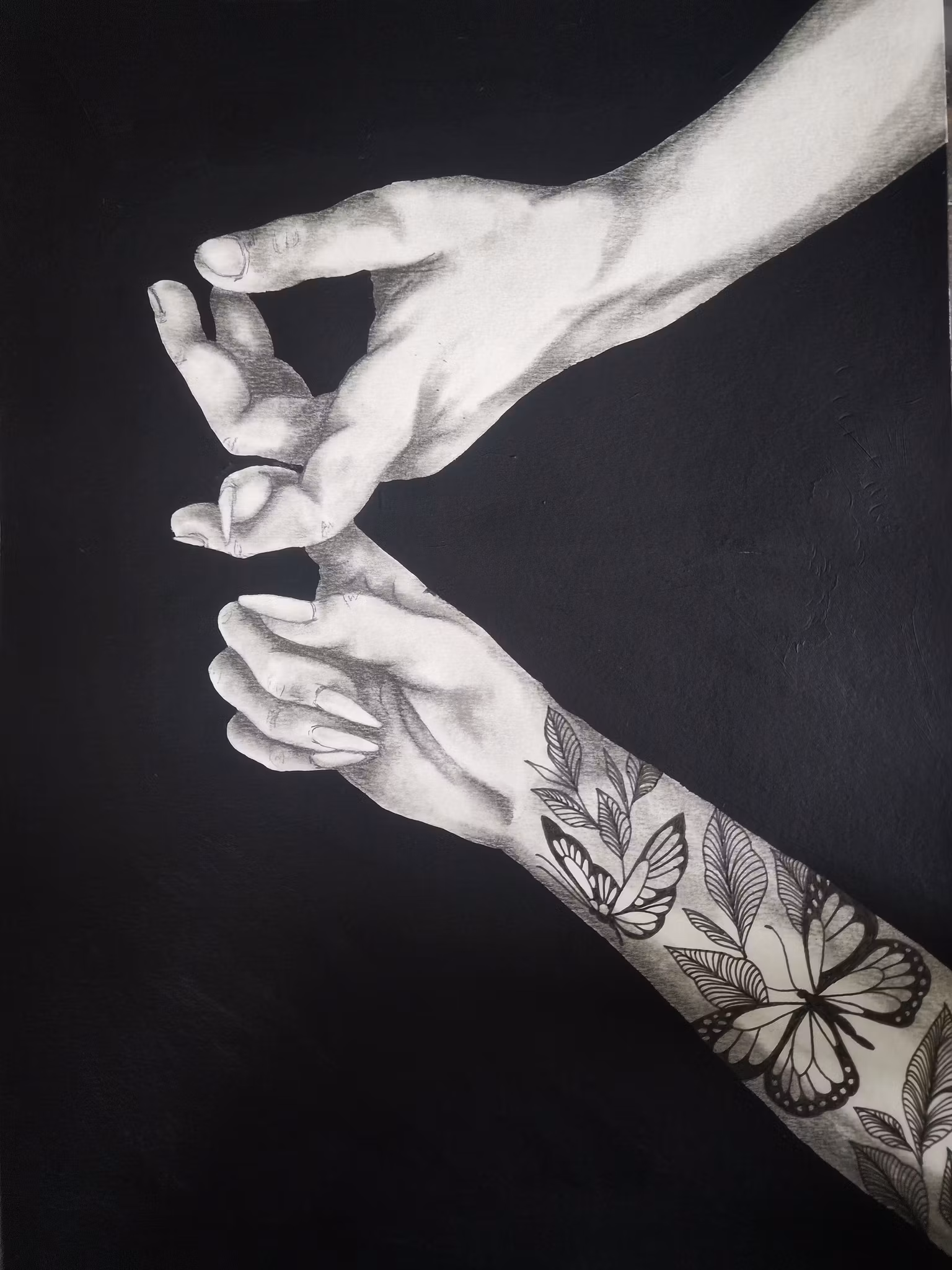 Stay Close - Svartvit tavla i Kol & Akryl med tatuerad hand